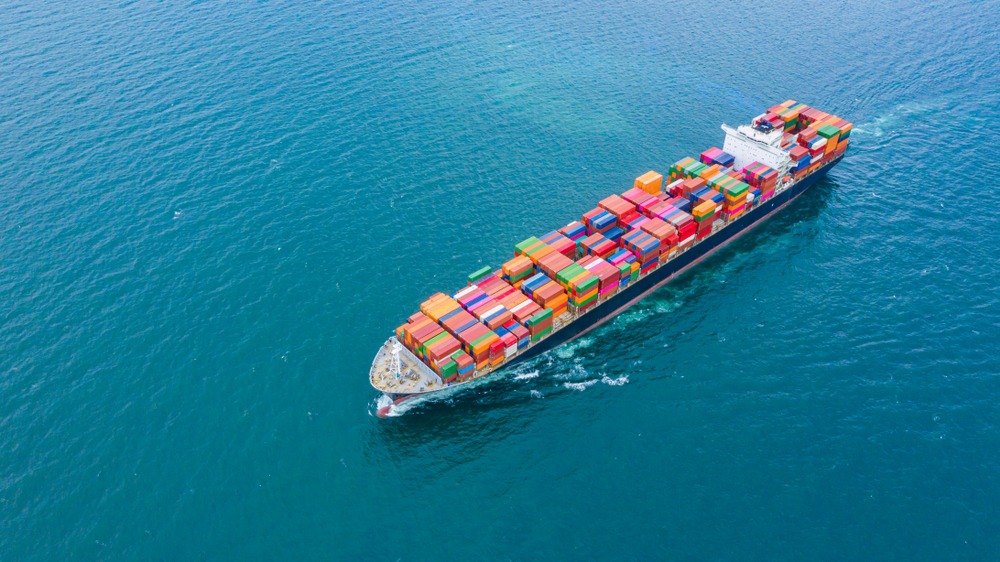 How do container shipping companies in Saudi Arabia calculate shipping costs?